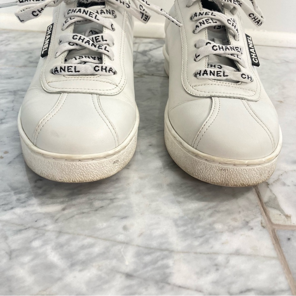 CHANEL Weekend Logo CC White Black Lagerfeld Leather Sneakers - Picture 13 of 14